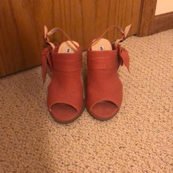 Heels from buckle. - Picture 5 of 7